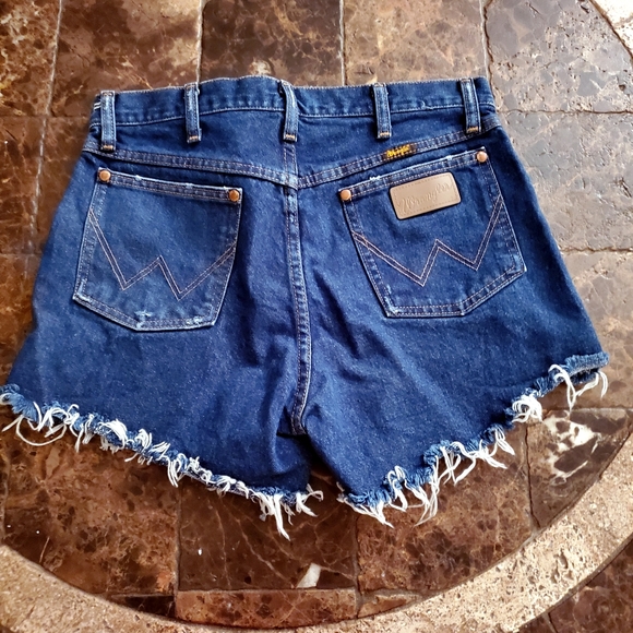 Vintage Wrangler original blue denim wash frayed Distressed Jean shorts 32 - Picture 3 of 4